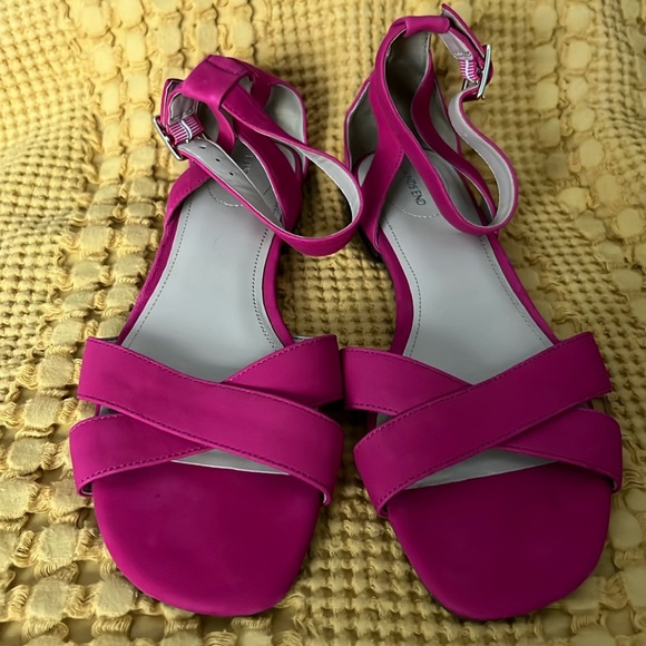 Lands’ End Hot Pink Flat Ankle Sandals - Picture 1 of 4